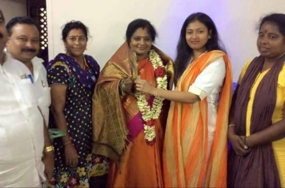 மதச் சண்டையை உருவாக்க முயன்ற குஷ்புவை வெளுத்து வாங்கிய காயத்ரி ரகுராம்