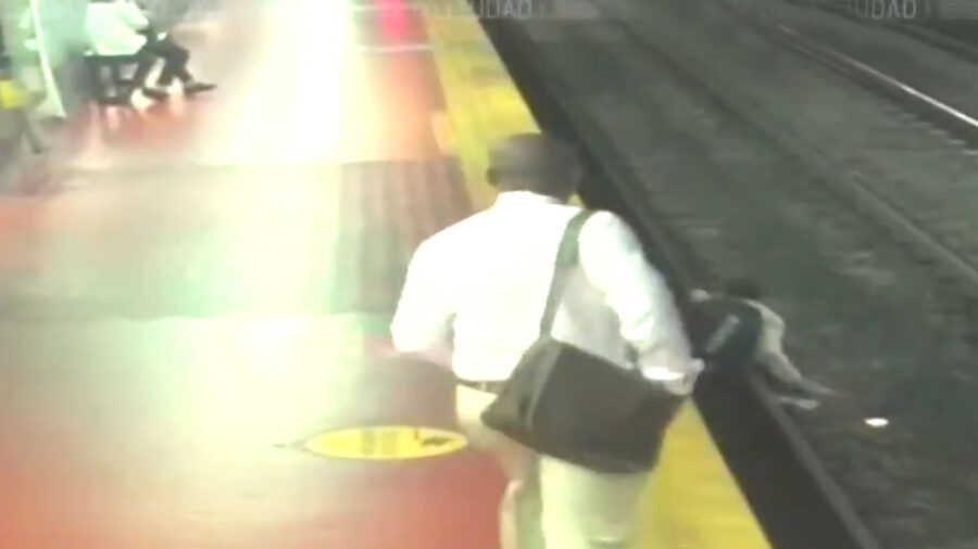 செல்போனை பார்த்து கொண்டே தண்டவாளத்தில் விழுந்த நபர்: வைரலாகும் வீடியோ