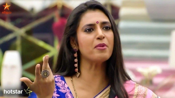 கற்புக்கரசி கஸ்தூரிக்கு துணி வேணுமா? கலாய்த்த நெட்டிசன்