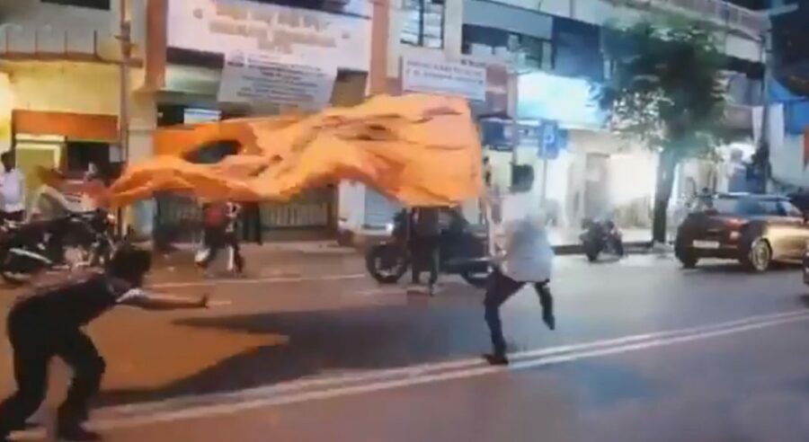 இப்படி ஒரு பக்தி தேவையா? வைரலாகும் வீடியோ