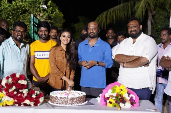 கீர்த்திசுரேஷூக்கு கேக் ஊட்டிய ரஜினிகாந்த்: வைரலாகும் புகைப்படம்!