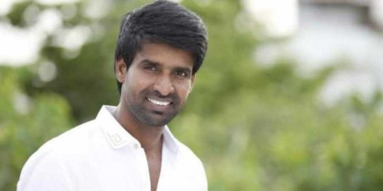 கிரிக்கெட் ஜாம்பவானிடம் பாராட்டு பெற்ற நடிகர் சூரியின் மகன்