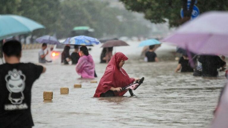 Heavy rains in China after a thousand years !! China submerged in flood !! Suffering people !!
