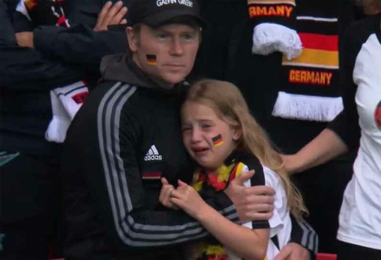 Little girl to cry because of the loss! The people who funded it!