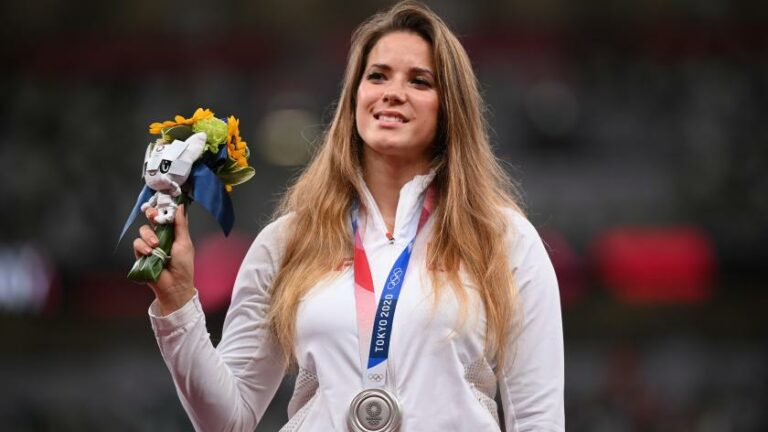 Poland athelete auction her silver medal