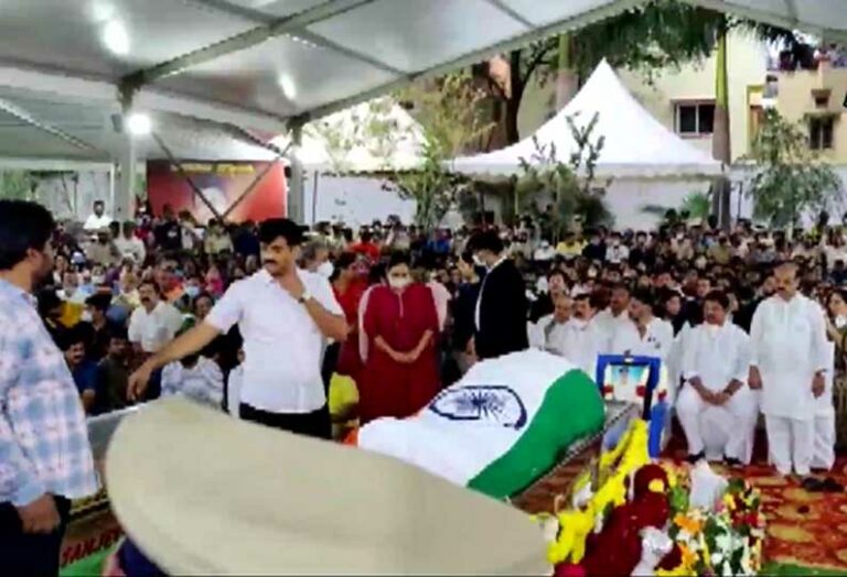 Actor's body cremated with state honors! Heavy-hearted public!