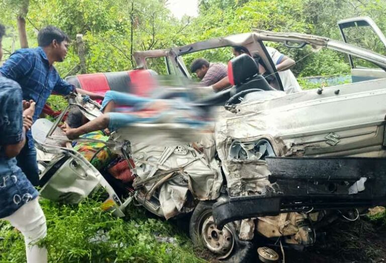 Maruti van and lorry collide head-on! 5 people thrown from a wrecked car!