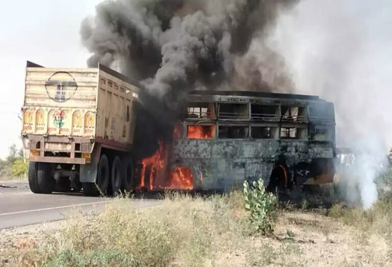 Bus and truck crash in Rajasthan Bus on fire! More than 20 injured!