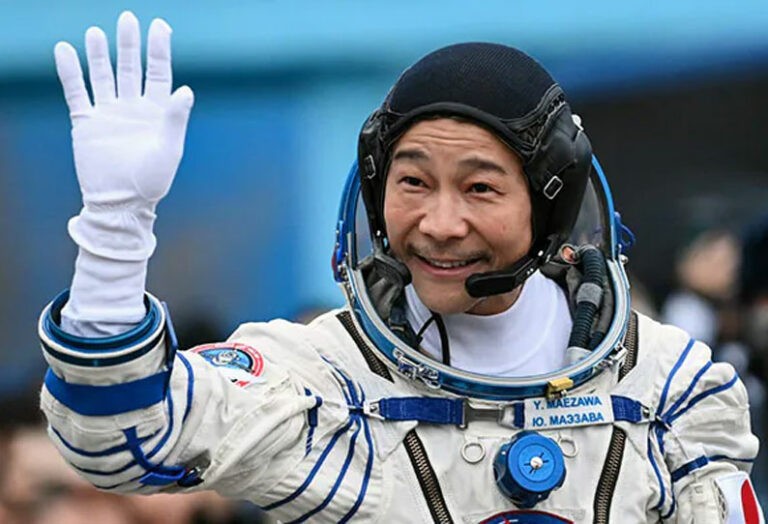 Japan's Biggest Millionaire Takes Space Travel Assistant!