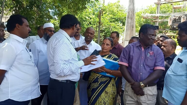 Periyakulam Municipal Commissioner's sudden inspection of municipal areas!