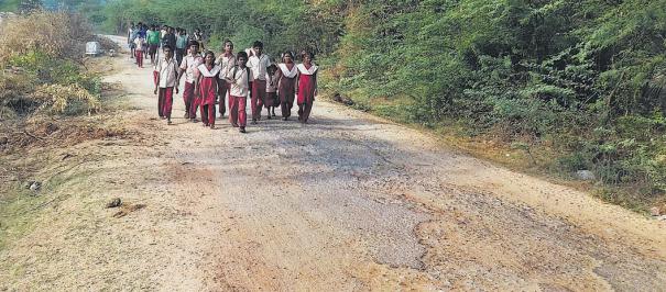 The tragedy of school children walking home! The government that does not see!