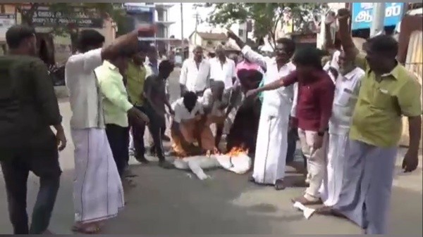 Edappadi statue burning! Gathered OPS supporters 'hit with sandals' stir in Theni!