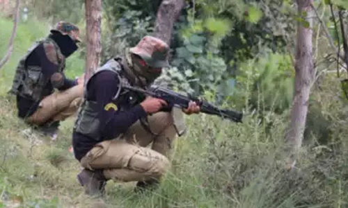 More than a hundred terrorists infiltrated the Kashmir border!..The army commander froze in shock!..