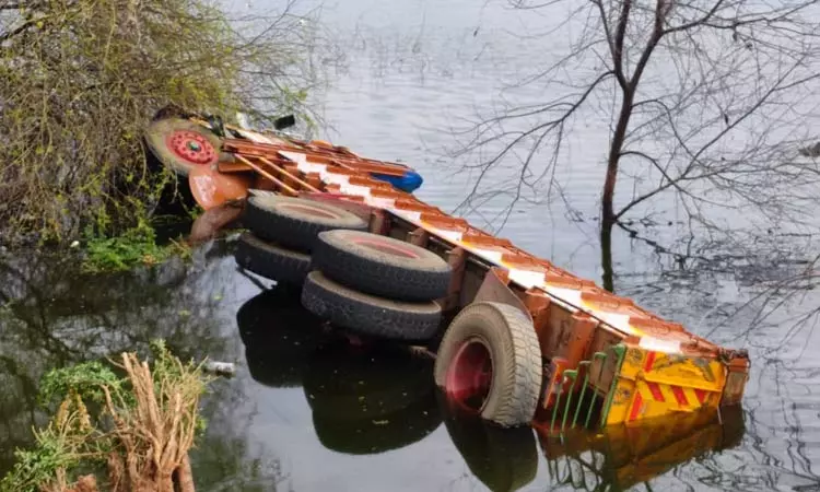 A lorry fell into a lake in Erode district! Excitement in the area!