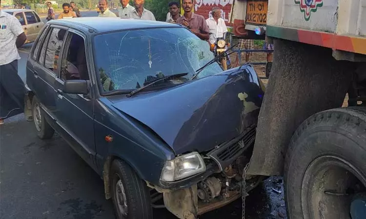 A husband and wife survived with minor injuries when a truck collided with a car in Tirupur district!..