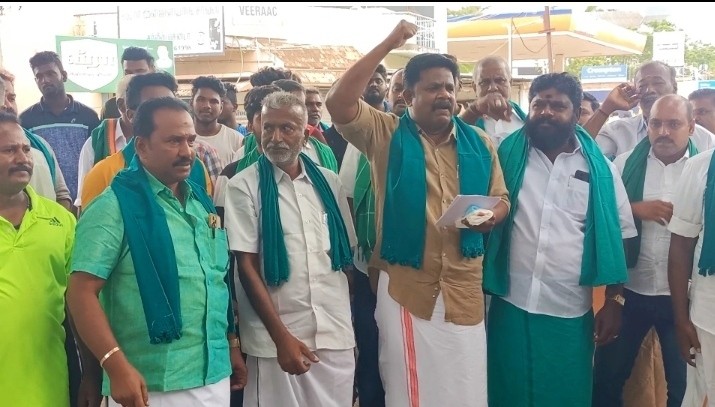 Sensation in Theni! Farmers protest by besieging the public works department office!