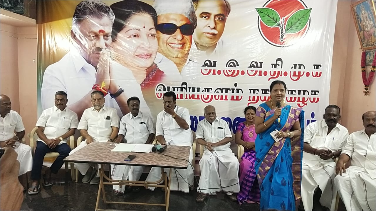 On behalf of the AIADMK, a consultation meeting was held under the leadership of the city secretary of Periyakulam!