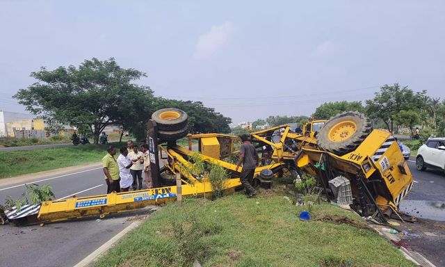 A truck and a crane collided head-on in Namakkal district. There is a lot of excitement in the area!