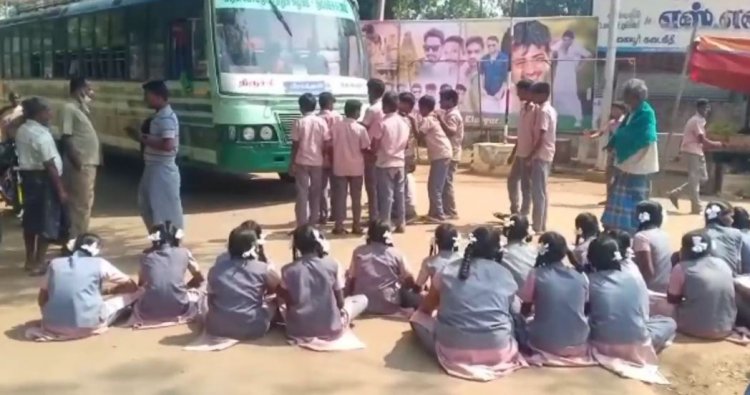 School students protest in front of the government bus! Busy in the area!