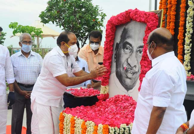 Ministers paid tribute to Kamaraj statue by showering flowers! Are they the same?