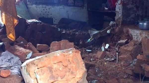 Sudden wall collapse accident in Namakkal district! The family stuck in the house!