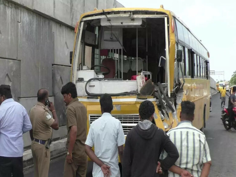Vivekananda College bus accident in Namakkal district! Students hurt!