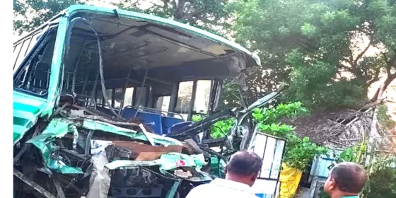 லாரியின் மீது அரசு  பேருந்து மோதி கோர விபத்து! அப்பகுதியில் பெரும் பரபரப்பு!  