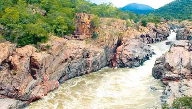 புதுகோட்டை அருகேயுள்ள அரிமளம் சாலையில் சுரங்கம் போன்ற பள்ளம்!  வாகன ஓட்டிகள் கோரிக்கை!