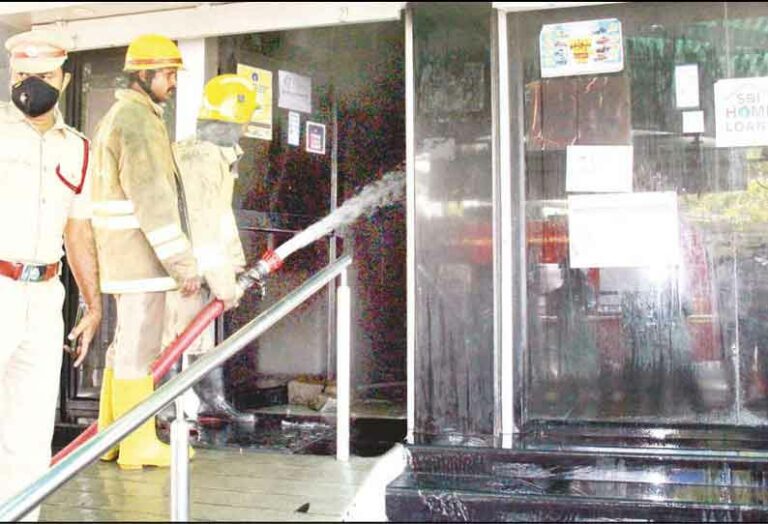 Private Bank ATM Sudden fire accident in the center!.. Firefighters rushed to work due to explosion!...
