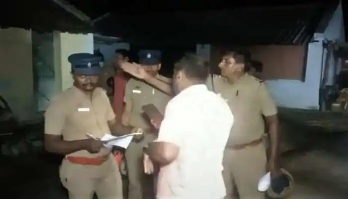 Cuddalore district son chased mother away from home for money and jewelry!..Police peace talk?..