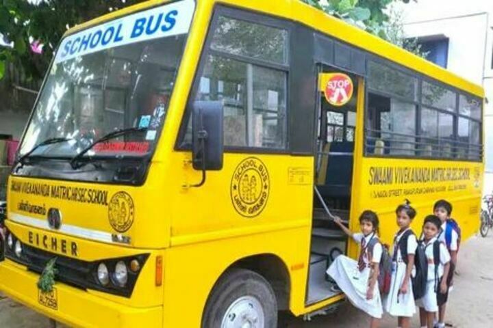 A one-and-a-half-year-old child trapped in the bus of Vivekananda Matriculation School in Salem district! The people of the area involved in the protest!
