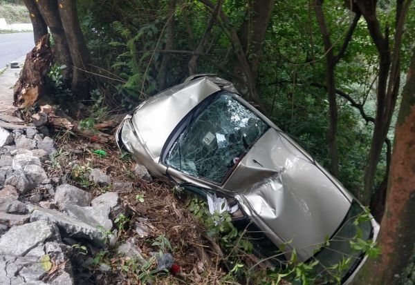 Two students died tragically! The car overturned in the ditch!