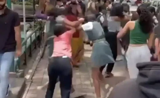 இரு காதலிகளையும் மூட்டிவிட்டு தப்பி ஓடிய காதல் மன்மதன்!..நடுரோட்டில் இளம் பெண்கள் குடுமிபிடி ஆட்டம்!..