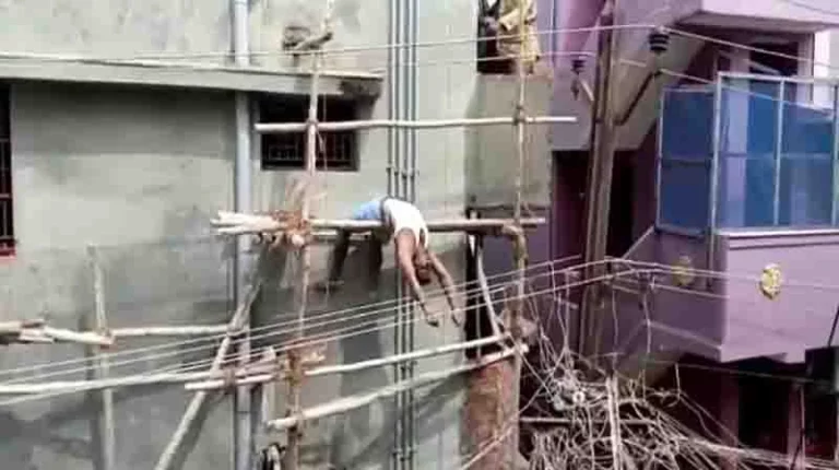 The incident that took place in Namakkal district! The worker fell from the top of the building!