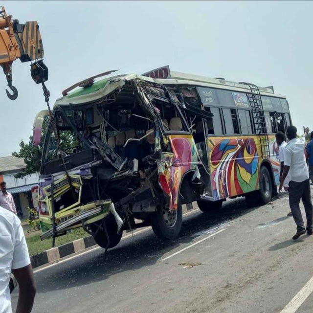 The bus crashed like an apple near Talivasal! College students in intensive care!