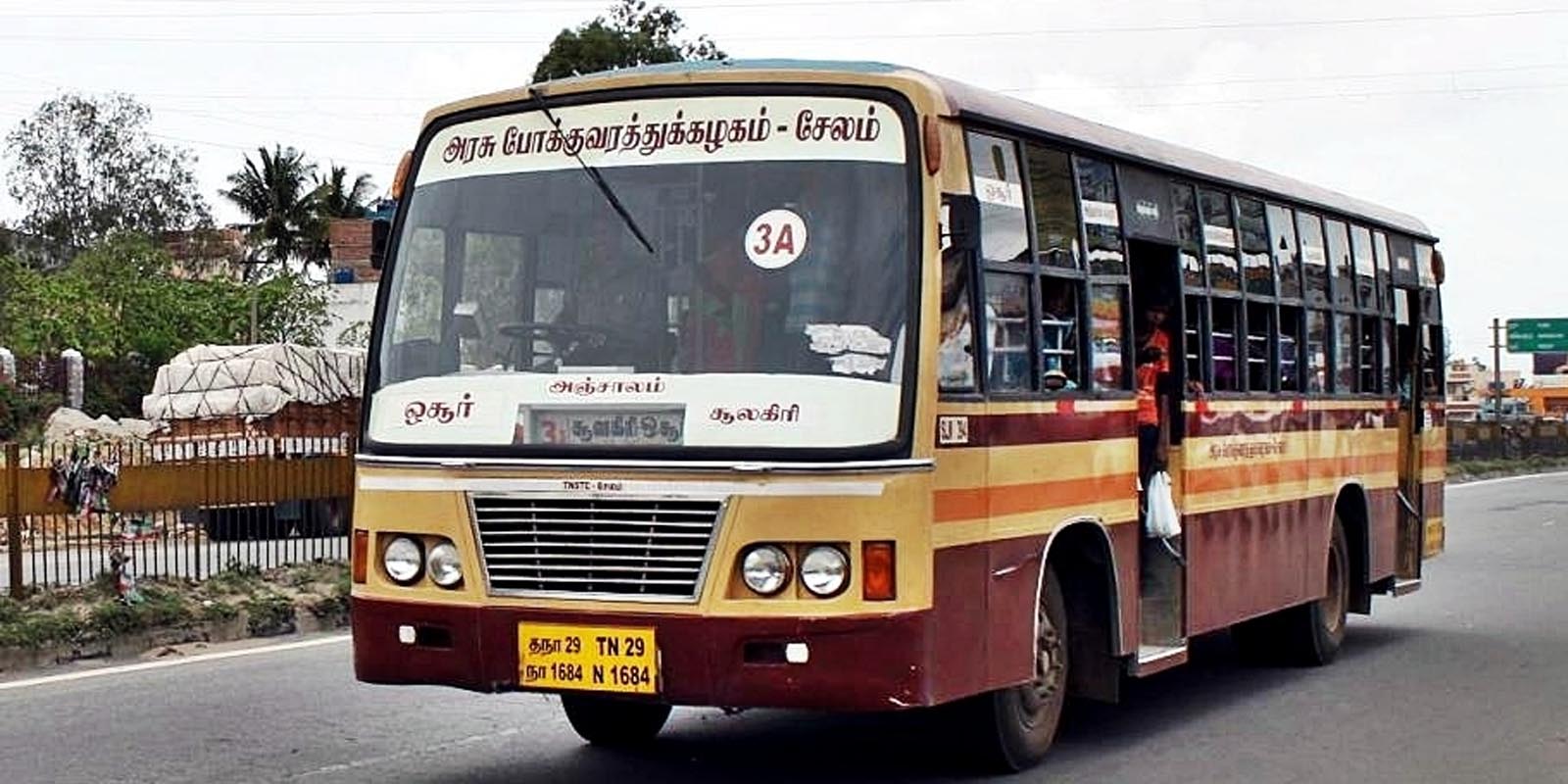 Conductor Rajendran died after tripping and falling down! Passengers in shock!