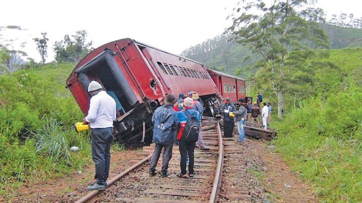 The train suddenly derailed.. Fortunately, the passengers escaped with injuries!...
