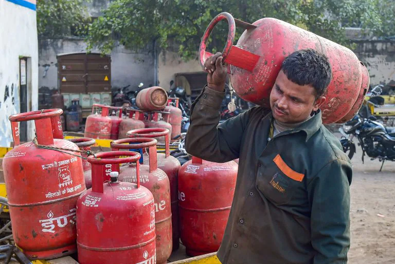 Breaking: Cooking gas is no longer Rs 1000 but Rs 500! BJP shocked by the opposition!!