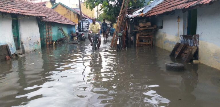 Flood water surrounding the Salem residential area! Public suffering!