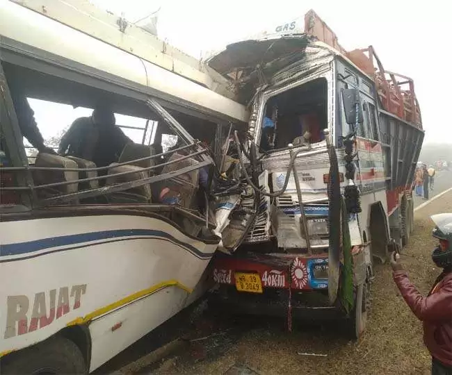 Tragedy befell the workers who went to their hometowns due to Diwali holiday! Truck and bus collide accident!