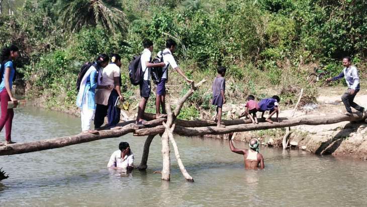 The plight of school children crossing the river! The government does not recognize the demand of the people!
