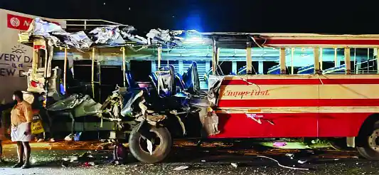 a-tourist-bus-carrying-school-students-and-a-government-bus-collided-head-on-in-an-accident-nine-people-died