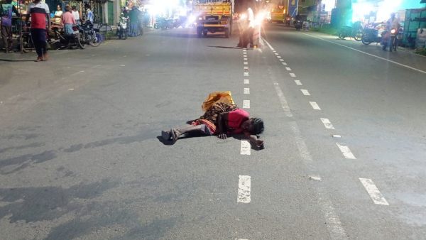 Citizens who protested by lying on the road! The price of alcohol should be reduced!