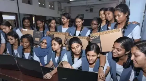 11 ஆம் வகுப்பு படிக்கும் பள்ளி மாணவ மாணவிகளுக்கு லேப்டாப் வழங்கும் திட்டம் – கல்வித்துறை அமைச்சர் அறிவிப்பு