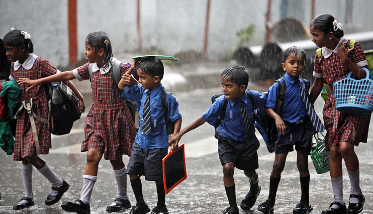 Heavy rain echoes the order issued by the District Collector! Holidays only for schools in these districts!