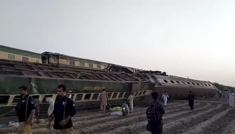 Express train derailed!! Passengers escaped unharmed!