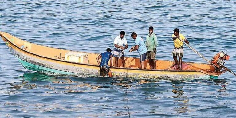 தமிழக மீனவர்கள் மீது இலங்கை கடற்படை மீண்டும் தாக்குதல்: 3 மீனவர்கள் படுகாயம்!
