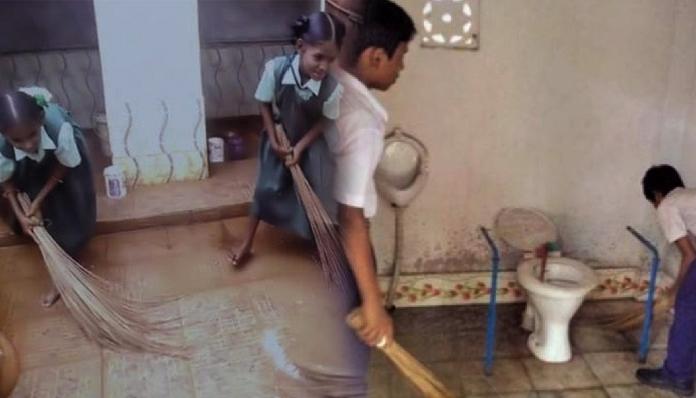 Government school students cleaned the toilet! Parents are upset that they sent him to study!