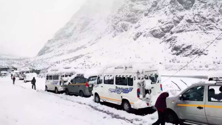 Tourists stuck in the snow! Indian army rescued 1000 people including children and women safely!