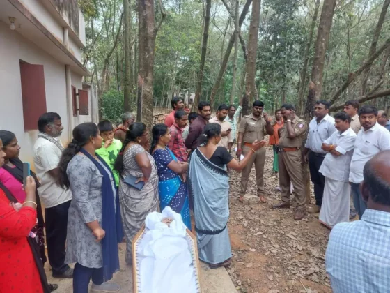 இறந்த மூதாட்டியின் உடலை அடக்கம் செய்வதில் மகள்களுக்கிடையே போட்டி! காவல் நிலையம் சென்ற பிரச்சனை 